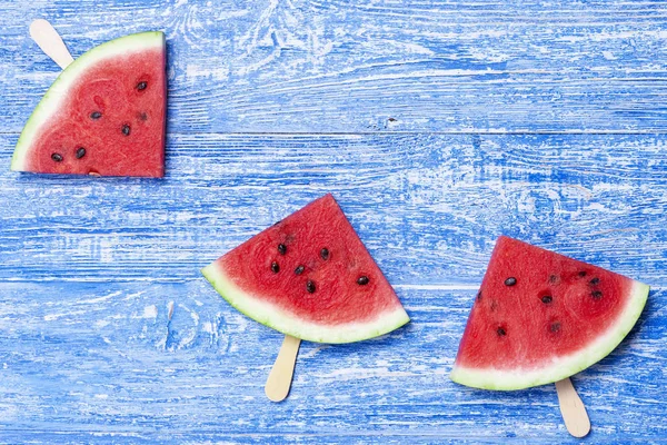 Wassermelonen-Dreiecke mit einem Stock — Stockfoto