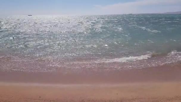 Ondas no mar por dia — Vídeo de Stock