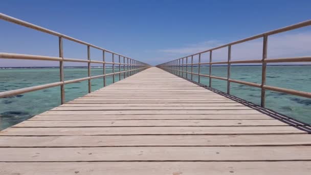 Perspectief zicht op een houten pier in de zee — Stockvideo