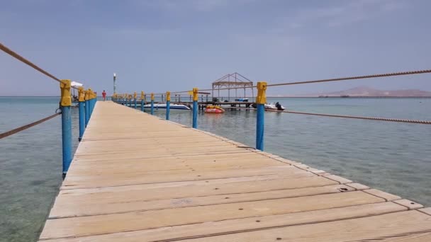 Muelle de madera en el mar — Vídeos de Stock