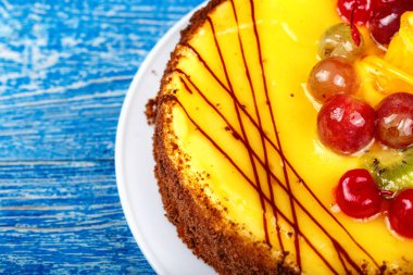 Mavi arka planda lezzetli meyve pastası. 