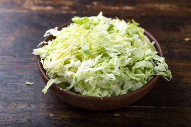 Savoy lahana bir kil plaka dilimlenmiş