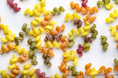 Çok renkli cellentani makarna. Gıda İtalyan gelenekleri.