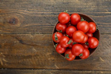 Ahşap bir arka planda bir plaka taze domates. Hasat Tom