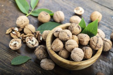 Rustik masada ceviz çekirdekleri ve bütün ceviz.