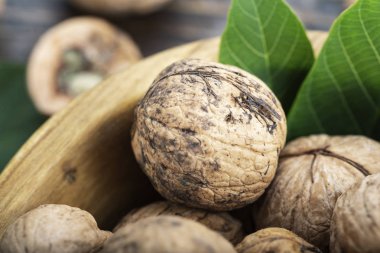 Rustik masada ceviz çekirdekleri ve bütün ceviz.