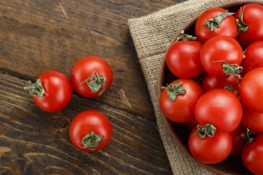 Ahşap bir arka planda bir plaka taze domates. Hasat Tom