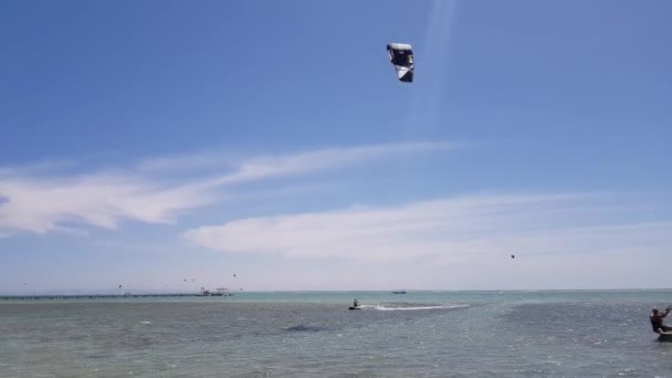 Kiteboarding op zee — Stockvideo