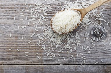 gıda arka plan. tahta bir kaşıkta beyaz pirinç.