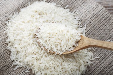 gıda arka plan. tahta bir kaşıkta beyaz pirinç.