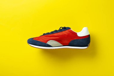 Renkli arka planda bir çift şık spor ayakkabı