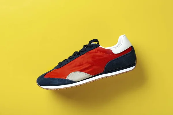 Renkli arka planda bir çift şık spor ayakkabı — Stok fotoğraf