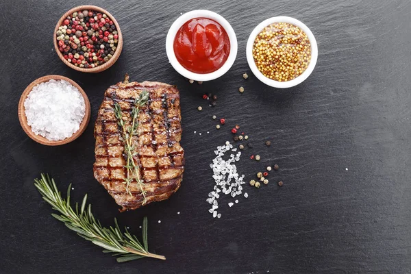 Filete cocido con condimentos y salsas — Foto de Stock