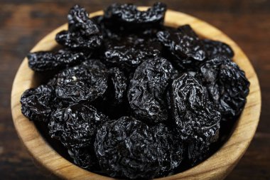  Erik ve mutfak masasında 