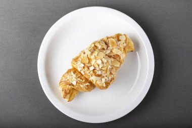 bir plaka üzerinde taze pişmiş kruvasanlar.