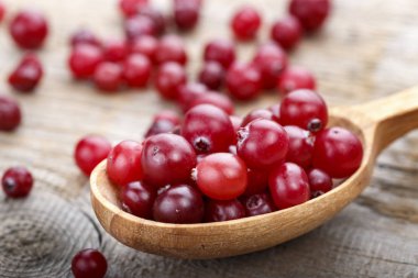 Bir kaşık taze kırmızı orman kızılcık