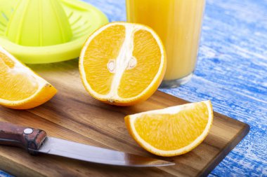 Tropikal meyve turuncu kesilmiş. Gıda konsepti.