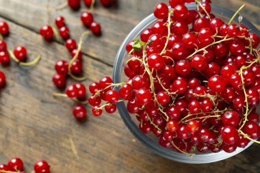 Kahverengi ahşap masa üzerinde kırmızı kuş üzümü