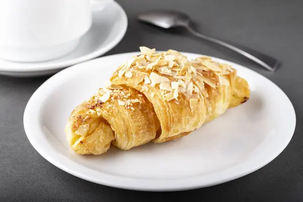 Croissante proaspete coapte pe o farfurie . — Fotografie, imagine de stoc