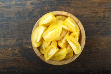 ahşap arka plan domates