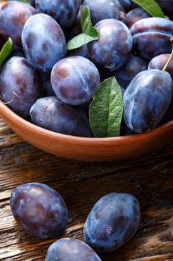 plaka üzerinde olgun erik