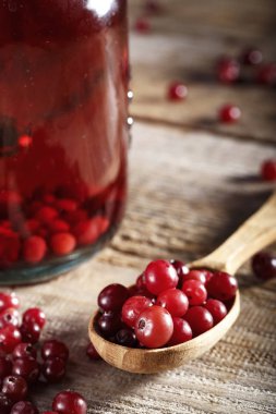 kızılcık, tahta kaşık.