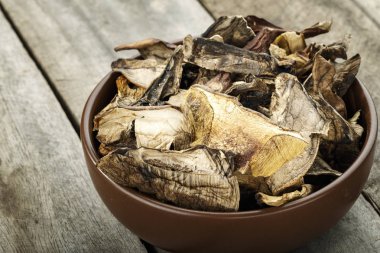 kurutulmuş mantar lar serpilir