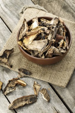 kurutulmuş mantar kesilir