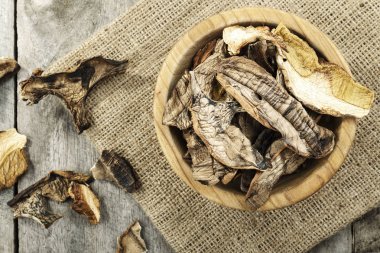 doğranmış kurutulmuş mantar