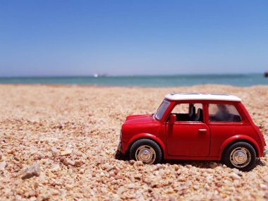 deniz kıyısında küçük araba