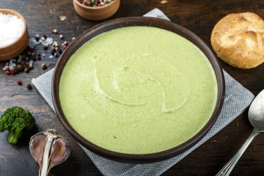 Yeşil sebze kremalı çorba.