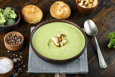 bir tabak içinde kremalı sebze çorbası