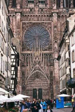 katedral ve turistlerin cephe