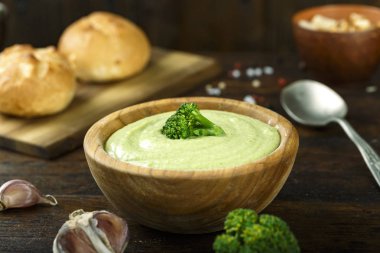 ahşap arka plan üzerinde bir tabakta krem çorbası