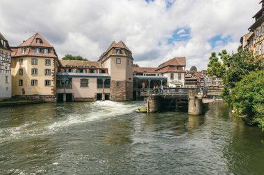 Strazburg'da su üzerinde gözlem güvertesi