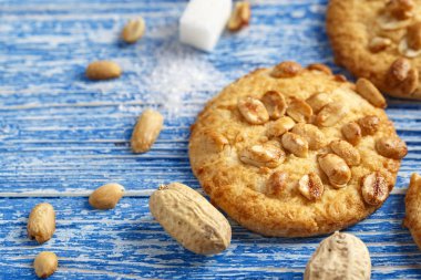 Masanın üzerine taze kurabiye