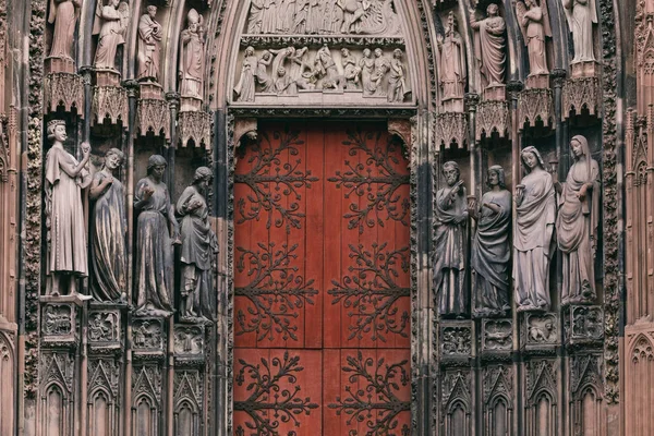 Gates and statues of the Cathedral in Strasbourg — Stock Photo, Image