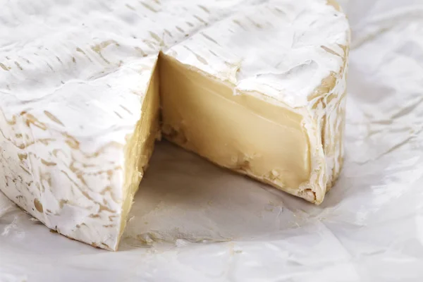 Testa di brie formaggio affettato — Foto Stock