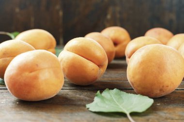 Olgun turuncu kayısı.