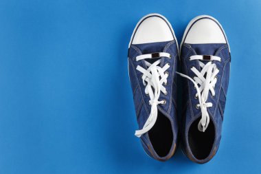 erkek spor ayakkabıları üst görünümü