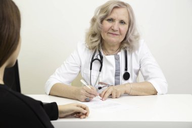 masada bir hasta ile doktor