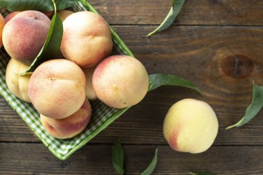 Ahşap masa üzerinde taze tatlı şeftali