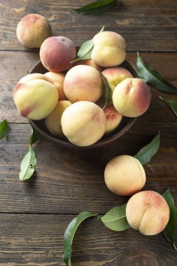 Ahşap masa üzerinde taze tatlı şeftali