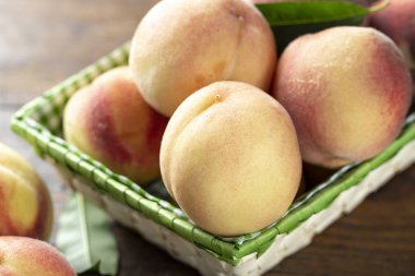 Ahşap masa üzerinde taze tatlı şeftali