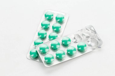 Su toplamış yeşil haplar.