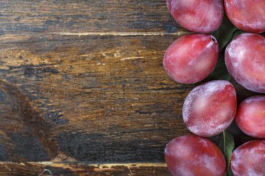 Olgun erikler ahşap arka planda.