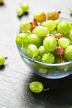 koyu taş arka plan tatlı taze bektaşi üzümü berry. 