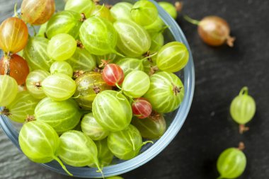 koyu taş arka plan tatlı taze bektaşi üzümü berry. 