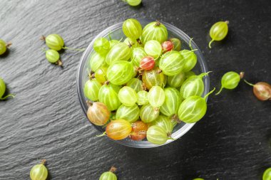 koyu taş arka plan tatlı taze bektaşi üzümü berry. 