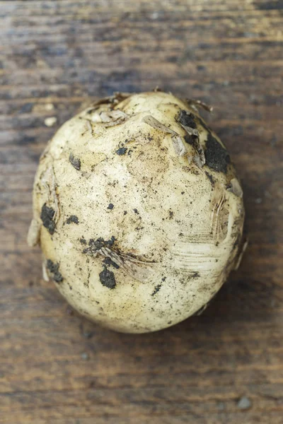 Junge Kartoffeln auf einem Brett — Stockfoto